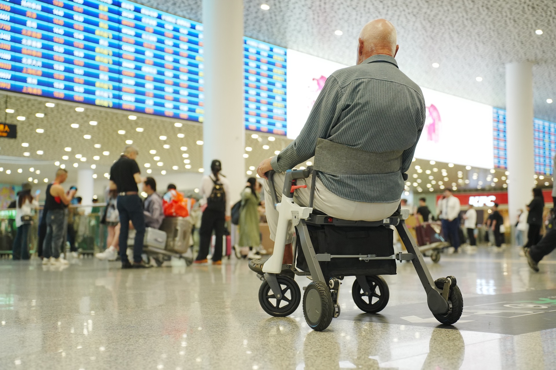Roamate used in an airport travel setting
