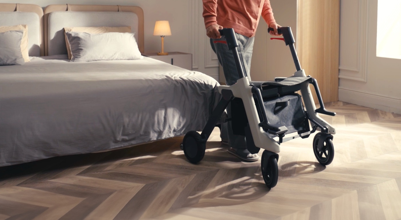 Roamate bedside walking support scene